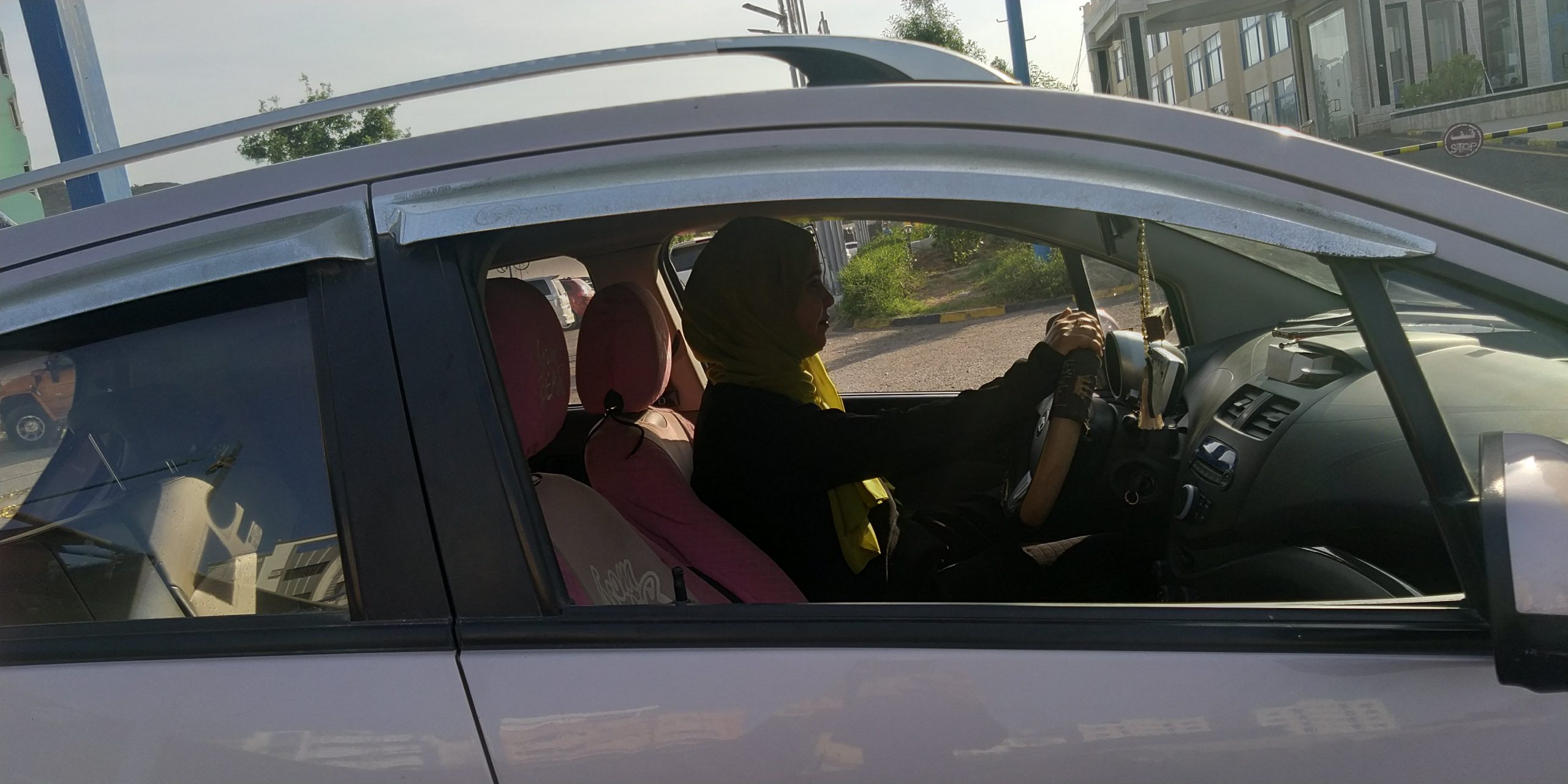 2000 رخصة قيادة  سيارة  للنساء في عدن