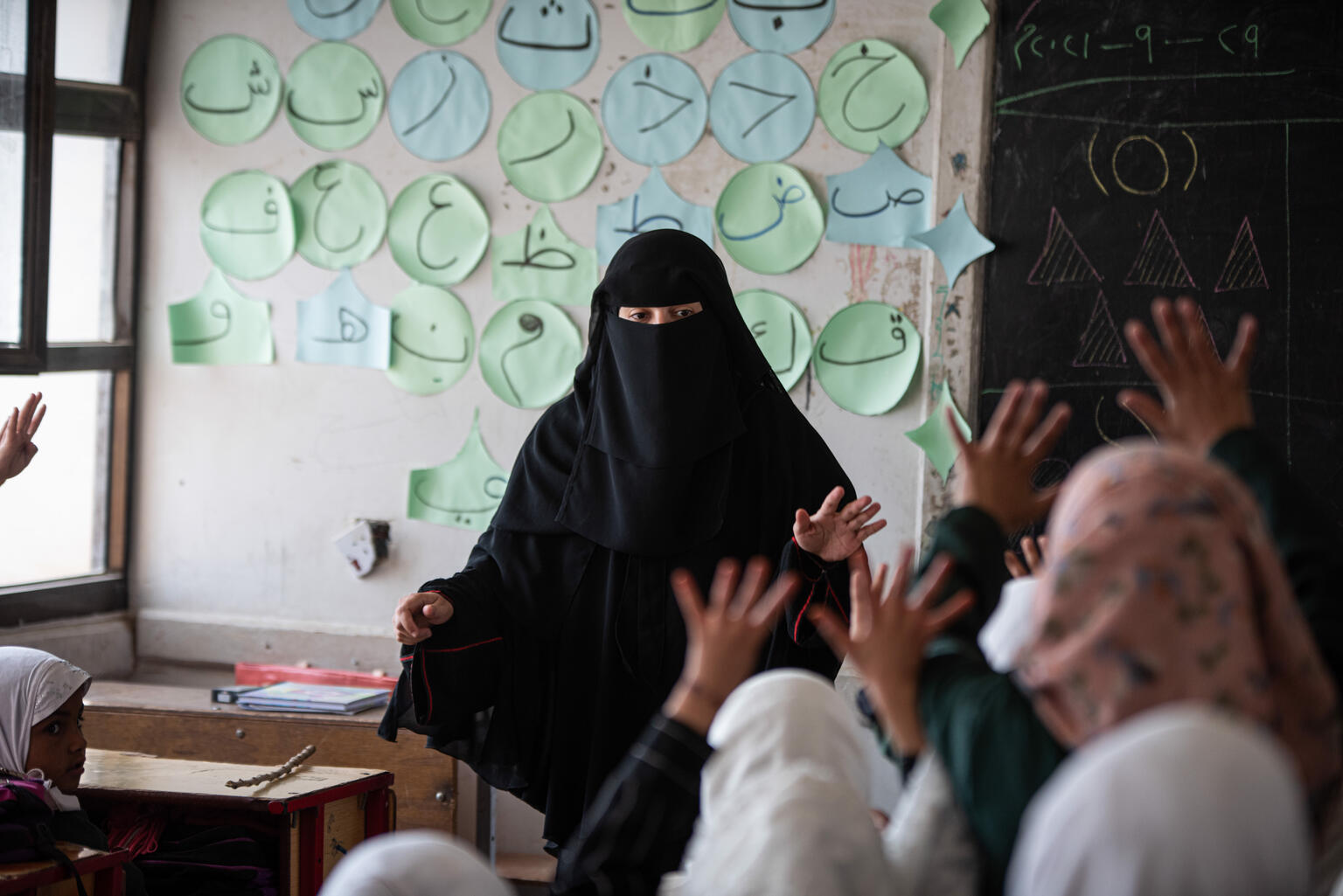 Yemeni Female Teachers get Incentives in 17 Yemeni Governorates