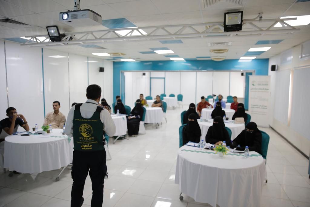 مركز الملك سلمان للإغاثة يقدم 12 دورة تدريبية تطوعية في المكلا