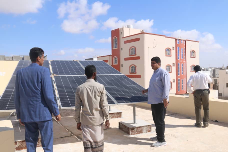 UNDP يدعم تركيب منظومات الطاقة الشمسية لعدد من المجمعات الدراسية والثانويات بالمكلا