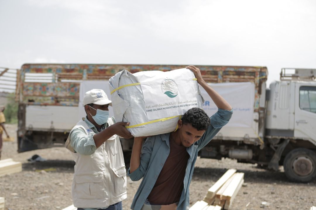 مركز الملك سلمان للإغاثة يوزع المواد الغذائية الأساسية والإيوائية للنازحين في تعز
