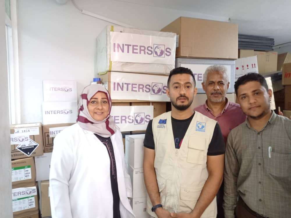 بدعم وتمويل من منظمة الإنترسوس، تسليم معدات طبية ومحاليل مخبرية لمستشفى الصداقة في عدن